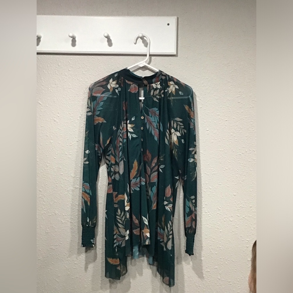 Gimmicks by BKE Leaf Print Mesh Henley Top Asymmetrical‎ Hem Keyhole Cut Outs M - Picture 2 of 8